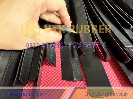Ron cao su EPDM tam giác 30x7 Ron cao su EPDM tam giác 30x7